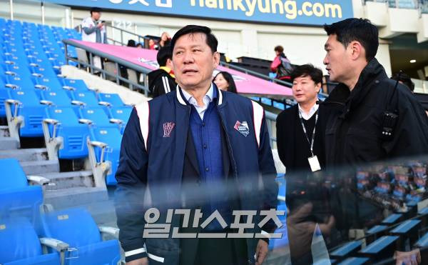 허구연 KBO총재가 7일 오후 서울 잠실야구장에서 열리는 2023 KBO 프로야구 포스트시즌 LG트윈스와 kt위즈의 한국시리즈 1차전을 앞두고 경기장 안전점검을 위해 야구장을 둘러보고 있다. 잠실=김민규 기자 mgkim1@edaily.co.kr