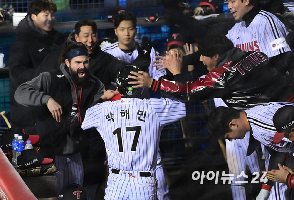 8일 오후 서울 잠실야구장에서 열린 '2023 프로야구 KBO리그' 포스트시즌 한국시리즈 2차전 LG 트윈스와 kt 위즈의 경기에서 7회말 2사 1루 LG 김현수의 1타점 2루타에 득점을 올린 주자 박해민이 동료들과 기쁨을 나누고 있다. [사진=정소희 기자]