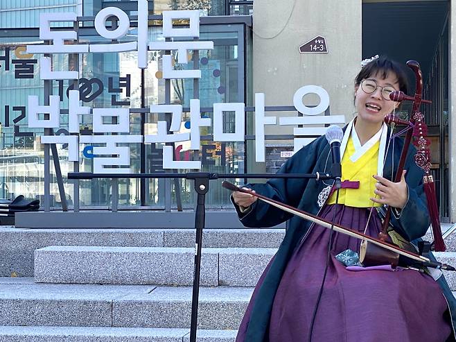 "Haegeum" player Eunhan plays "Traces of Summer" at the Donuimun Museum Village in Jongno-gu, Seoul, Tuesday. (Hwang Joo-young/The Korea Herald)