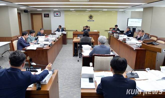 충남도의회 농수산해양위원회가 8일 충남도 농림축산국 등을 대상으로 2023년도 행정사무감사를 열고 있다.   충남도의회 제공