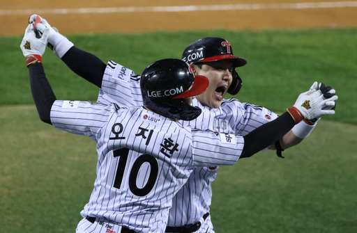 8일 서울 잠실야구장에서 열린 2023 KBO 한국시리즈 KT 위즈와의 2차전서 8회말 역전 투런포를 날린 LG 트윈스 박동원이 홈으로 들어와 선행 주자 오지환과 기쁨을 나누고 있다.연합뉴스