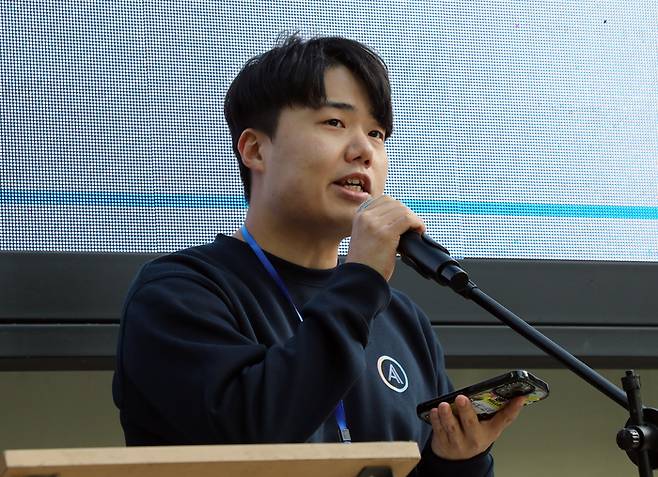 서울교통공사 노조의 총파업 예고를 하루 앞둔 8일 오전 서울시청 인근에서 파업에 참여하지 않는 제3노조인 ‘올바른노조’가 개최한 ‘단체행동’이라는 집회에서 송시영 위원장이 발언하고 있다. [사진 = 연합뉴스]