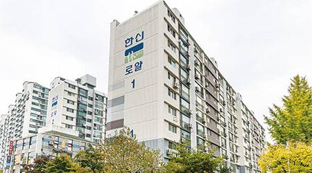 서울 서초구에서 리모델링을 추진 중이던 ‘잠원한신로얄’은 2차 안전성 검토에서 수직증축 부적합 판정을 받았다. 이에 단지 내 주민 간 안전성 검토를 다시 신청해야 한다는 주장과, 리모델링 조합을 청산해야 한다는 주장이 엇갈리고 있다. (윤관식 기자)