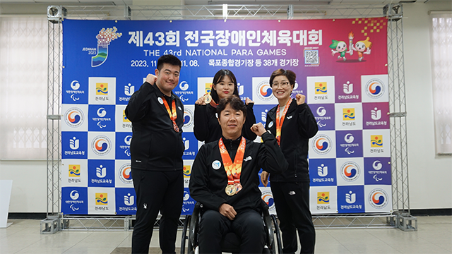 BDH 파라스 김동일(앞줄 가운데), 권상현·김고운·김연미(뒷줄 왼쪽부터) 선수. 사진=BDH 파라스 제공