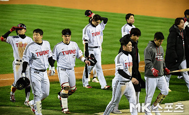 LG 선수단이 한국시리즈 1차전 패배를 딛고 2차전 반격을 노린다. 사진(잠실)=김영구 기자