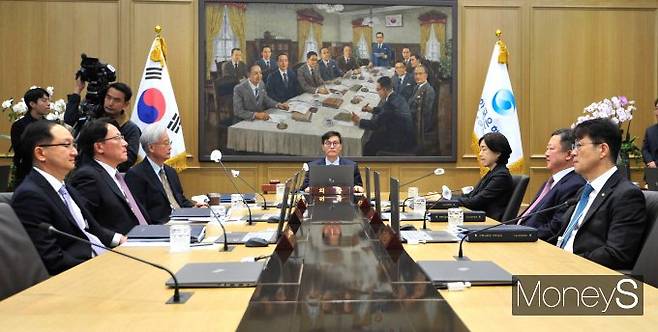 이창용 한국은행 총재가 지난달 19일 오전 서울 중구 한국은행 본부에서 열린 금융통화위원회 본회의를 주재하고 있다./사진=장동규 기자