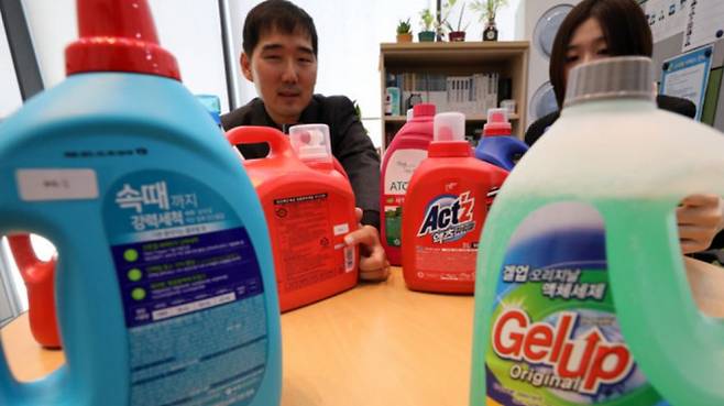 한국소비자원이 7일 세종시 정부세종청사에서 일반 세탁기용 액상 세탁세제 품질 비교시험 결과, 세척력과 경제성에서 제품별 차이를 보였다고 밝혔다. 소비자원 직원이 세탁세제 제품 비교 결과를 발표하는 모습. /사진=뉴시스