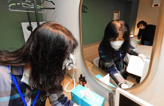 7일 오후 서울 구로구의 한 숙박업소에서 명예공중위생감시원이 현장 위생점검을 하고 있다. 구로구는 빈대로 인한 구민 피해를 막기 위해 오는 30일까지 관내 숙박업소 및 목욕탕 130여 곳에 대한 위생점검을 실시한다. 연합뉴스