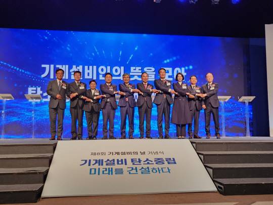 왼쪽부터 변운섭 대한설비설계협회 회장, 정재동 대한기계설비단체총연합회 회장, 임이자 국회의원, 최인호 국회의원, 조인호 대한기계설비건설협회 회장, 박덕흠 국회의원, 서일준 국회의원, 배현진 국회의원, 김철영 한국설비기술협회 회장, 강성희 한국냉동공조산업협회 회장. 대한기계설비건설협회 제공