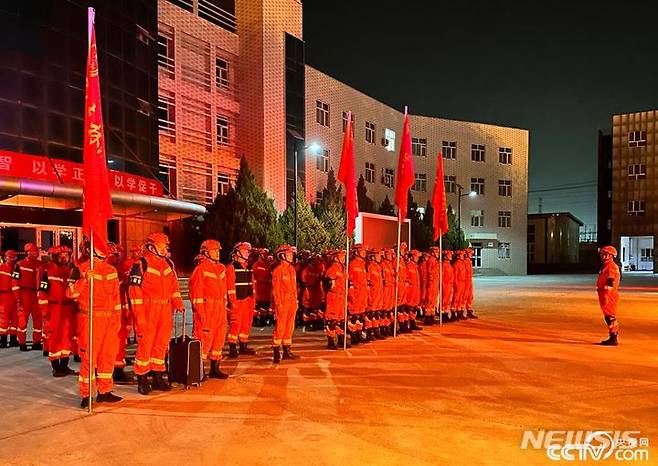 [서울=뉴시스]중국 북서부 신장위구르자치구에서 8일 규모 5.4의 지진이 발생했다. 사진은 비상상황에 대비하고 있는 현지 소방대원 모습.(사진=중국중앙(CC)TV 홈페이지 갈무리) 2023.11.8