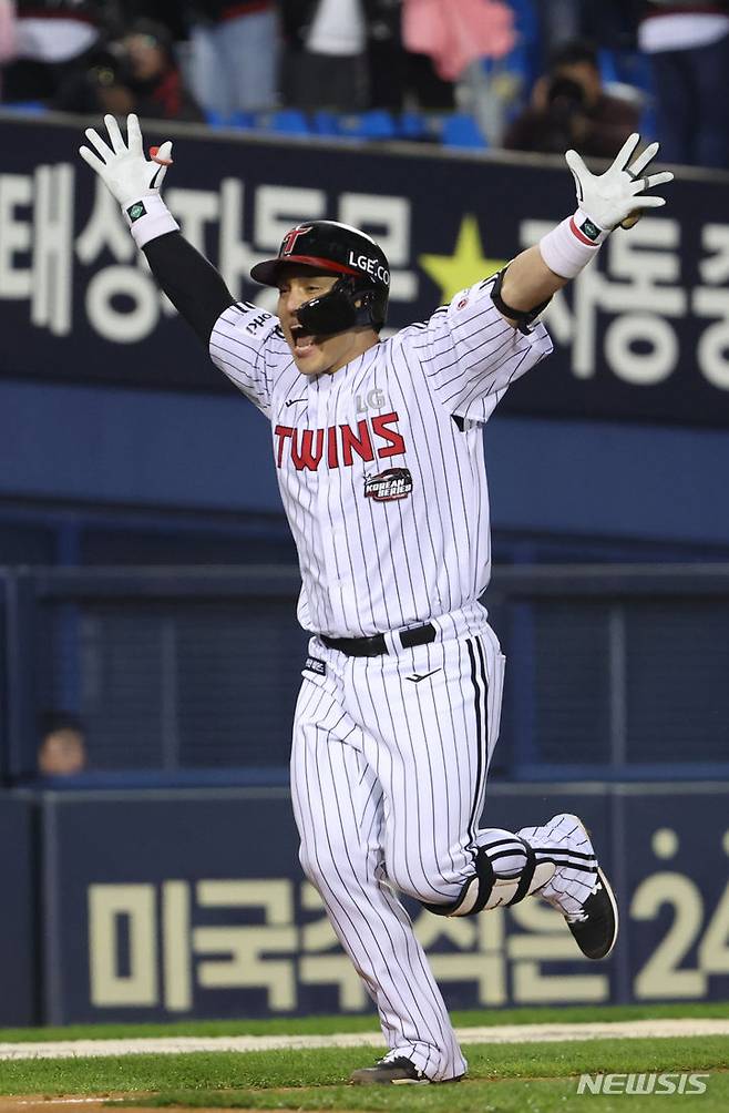 [서울=뉴시스] 고승민 기자 = 8일 서울 잠실야구장에서 열린 2023 KBO 포스트시즌 한국시리즈(KS) 2차전 LG 트윈스 대 KT 위즈 경기, 8회말 LG 공격 1사 2루 상황 7번타자 박동원이 역전 2점 홈런을 치고 기뻐하고 있다. 2023.11.08. kkssmm99@newsis.com