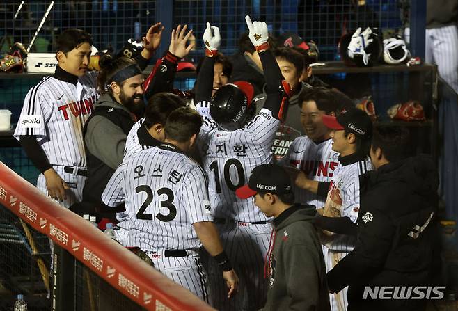 [서울=뉴시스] 김선웅 기자 = 8일 서울 송파구 잠실야구장에서 열린 2023 프로야구 한국시리즈 KT 위즈와 LG 트윈스의 2차전 경기, 6회말 1사 주자없는 상황 LG 오지환이 우월 홈런을 날린 후 홈인해 팀 선수들과 기뻐하고 있다. 2023.11.08. mangusta@newsis.com