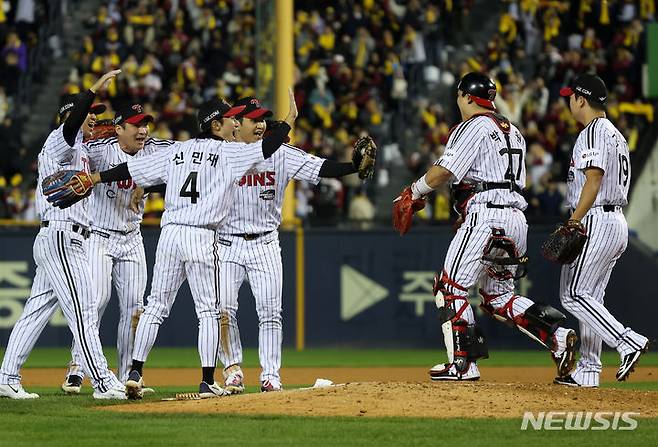 [서울=뉴시스] 김명년 기자 = 8일 오후 서울 잠실야구장에서 열린 2023 KBO 포스트시즌 한국시리즈(KS) 2차전 LG 트윈스 대 KT 위즈 경기, 5-4로 승리한 LG 선수들이 승리를 자축하고 있다. 2023.11.08. kmn@newsis.com