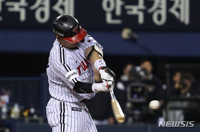 [서울=뉴시스] 고승민 기자 = 8일 서울 잠실야구장에서 열린 2023 KBO 포스트시즌 한국시리즈(KS) 2차전 LG 트윈스 대 KT 위즈 경기, 8회말 LG 공격 1사 2루 상황 7번타자 박동원이 2점 홈런을 치고 있다. 2023.11.08. kkssmm99@newsis.com