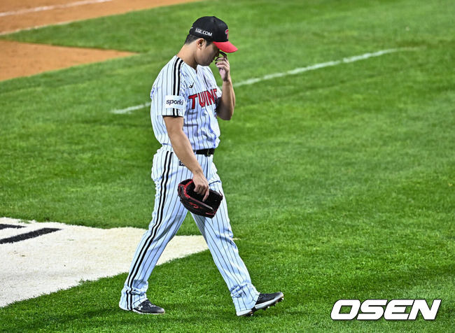 [OSEN=잠실, 이석우 기자] 7일 잠실 NC파크에서 2023 신한은행 SOL KBO 포스트시즌 한국시리즈 LG 트윈스와 KT 위즈의 1차전 경기가 열렸다. LG 트윈스 고우석이 9회초 2사 1루 KT 위즈 문상철에게 1실점하고 아쉬워하고 있다. 2023.11.07 / foto0307@osen.co.kr