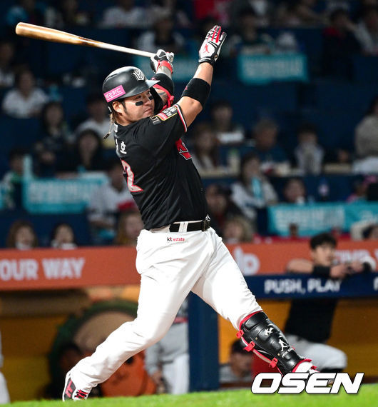 [OSEN=창원, 최규한 기자] 3일 오후 창원 NC파크에서 ‘2023 신한은행 SOL KBO 포스트시즌 플레이오프’ 4차전 NC 다이노스와 KT 위즈의 경기가 열렸다.1회초 1사 1, 3루 상황 KT 박병호가 선제 1타점 적시타를 날리고 있다. 2023.11.03 / dreamer@osen.co.kr