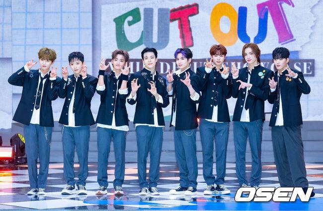 [OSEN=민경훈 기자] 8일 오후 서울 마포구 SBS프리즘타워 공개홀에서 휘브(WHIB) '컷-아웃(Cut-Out)' 데뷔 쇼케이스가 열렸다.휘브가 무대 위에서 포토타임을 갖고 있다. 2023.11.08 /rumi@osen.co.kr