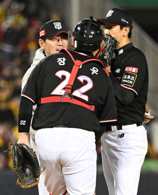 [OSEN=잠실, 이대선 기자] 7일 오후 서울 잠실야구장에서 2023 KBO 프로야구 포스트시즌 한국시리즈 1차전 LG 트윈스와 KT 위즈의 경기가 열렸다.2회초 1사 만루에서 마운드를 방문한 KT 이강철 감독이 장성우, 고영표와 이야기를 나누고 있다. 2023.11.07 /sunday@osen.co.kr