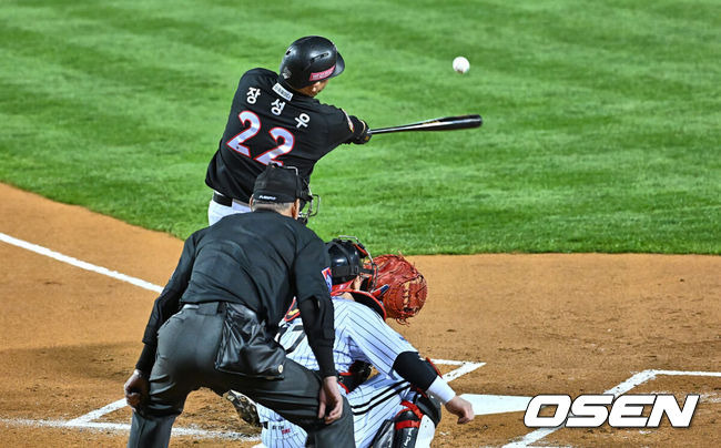 [OSEN=잠실, 이석우 기자] 8일 잠실 NC파크에서 2023 신한은행 SOL KBO 포스트시즌 한국시리즈 LG 트윈스와 KT 위즈의 2차전 경기가 열렸다. KT 위즈 장성우가 1회초 1사 만루 2타점 적시타를 치고 있다. 2023.11.08 / foto0307@osen.co.kr