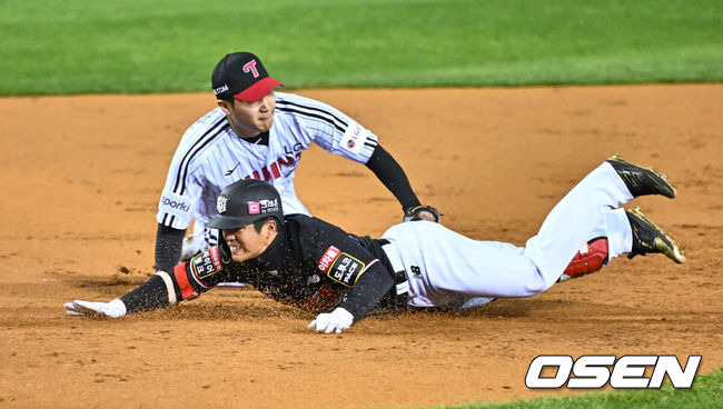 [OSEN=잠실, 이석우 기자] 8일 잠실 NC파크에서 2023 신한은행 SOL KBO 포스트시즌 한국시리즈 LG 트윈스와 KT 위즈의 2차전 경기가 열렸다. KT 위즈 조용호가 2회초 1사 좌중간 2루타를 치고 3루까지 쇄도 했으나 아웃되고 있다. 2023.11.08 / foto0307@osen.co.kr