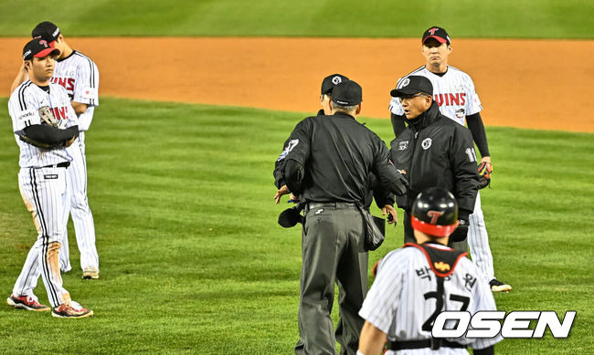 [OSEN=잠실, 이석우 기자] 8일 잠실 NC파크에서 2023 신한은행 SOL KBO 포스트시즌 한국시리즈 LG 트윈스와 KT 위즈의 2차전 경기가 열렸다. 심판들이 5회초 2사 1루 KT 위즈 배정대의 스트라이크 아웃 낫아웃에 대해 합의하고 파울로 인정했다. 2023.11.08 / foto0307@osen.co.kr