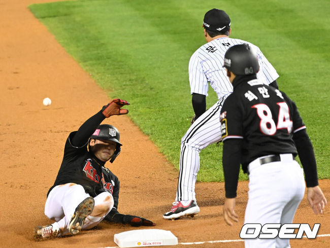 [OSEN=잠실, 김성락 기자] 7일 오후 서울 잠실야구장에서 '2023 KBO 프로야구 포스트시즌 한국시리즈 1차전' LG 트윈스와 KT 위즈의 경기가 열렸다.1회초 무사 1루 KT 황재균의 타석 때 1루 주자 김상수가 2루 도루성공한 뒤 빠진 공을 틈타 3루에 세이프되고 있다. 2023.11.07 / ksl0919@osen.co.kr