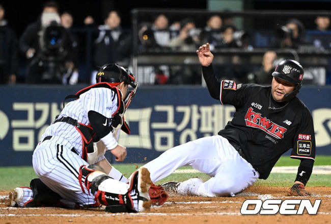 [OSEN=잠실, 이대선 기자] 7일 오후 서울 잠실야구장에서 2023 KBO 프로야구 포스트시즌 한국시리즈 1차전 LG 트윈스와 KT 위즈의 경기가 열렸다.7회초 2사 1,2루에서 KT 김민혁의 우전 안타 때 홈으로 쇄도한 2루주자 장성우가 홈에서 태그아웃 되고 있다. 2023.11.07 /sunday@osen.co.kr