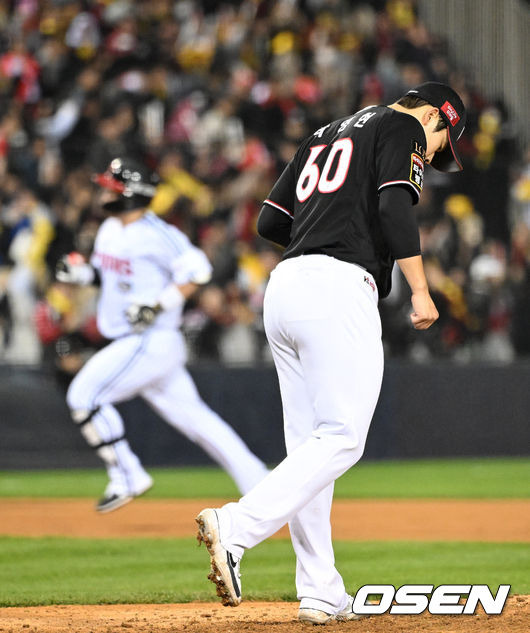 [OSEN=잠실, 이대선 기자] 8일 오후 서울 잠실야구장에서 2023 KBO 프로야구 포스트시즌 한국시리즈 2차전 LG 트윈스와 KT 위즈의 경기가 열렸다.8회말 1사 2루에서 LG 박동원이 좌중월 투런 홈런을 허용한 KT 박영현이 아쉬운 표정을 짓고 있다. 2023.11.08 /sunday@osen.co.kr