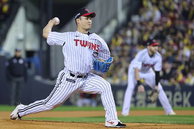 8일 서울 잠실야구장에서 열린 2023 KBO 한국시리즈 2차전 kt wiz와 LG 트윈스의 경기. 1회초 LG 선발 최원태가 역투하고 있다.   연합뉴스