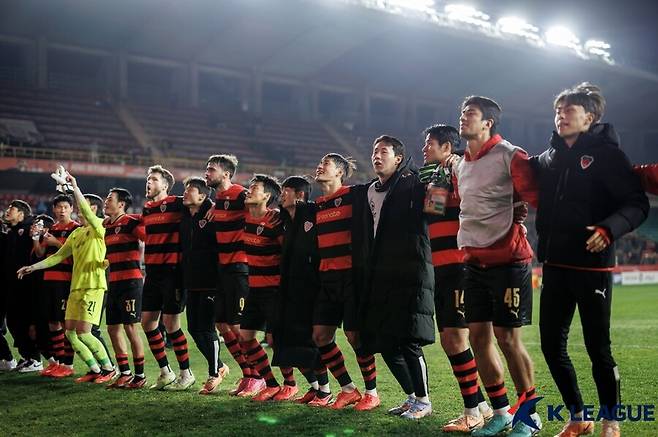 ▲ 우라와 레즈를 2-1로 꺾은 포항 스틸러스 선수단 ⓒ한국프로축구연맹