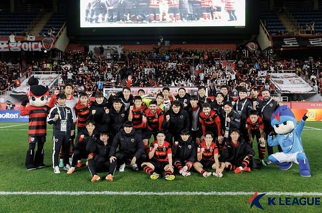 ▲ 우라와 레즈를 2-1로 꺾은 포항 스틸러스 선수단 ⓒ한국프로축구연맹