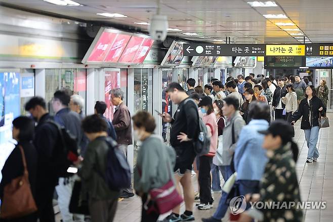 지하철 이용하는 서울 시민들 (서울=연합뉴스) 류영석 기자 = 서울교통공사 노동조합들의 파업 찬반 투표가 73.4%의 찬성률로 가결된 가운데 16일 오후 서울 시내 한 지하철 승강장에서 시민들이 열차를 기다리고 있다.
    서울교통공사노조 연합교섭단은 오는 17일 예정된 서울지방노동위원회의 최종 조정회의에서 합의점을 찾지 못할 경우 18일' 서울교통공사 양 노조 총파업 투쟁 방침 공표 기자회견'을 진행할 예정이다. 2023.10.16 ondol@yna.co.kr