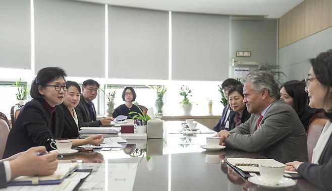 (서울=연합뉴스) 질병관리청은 8일 충북 오송 청사에서 모더나의 패트릭 베르그스테드 수석 부사장을 면담하고 신·변종 감염병 대비 백신 개발 및 공급 등에 협력하는 방안을 논의했다. 2023.11.08. [질병관리청 제공. 재판매 및 DB 금지]