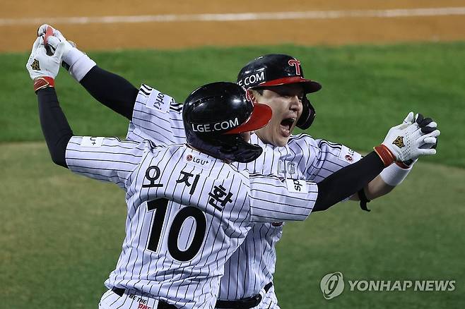 오지환과 역전 합작한 박동원 (서울=연합뉴스) 김주성 기자 = 8일 서울 잠실야구장에서 열린 2023 KBO 한국시리즈 2차전 kt wiz와 LG 트윈스의 경기. 
    LG 박동원이 8회말 1사 2루 상황에서 역전 투런포를 날린 뒤 선두주자 오지환과 환호하고 있다. 2023.11.8 utzza@yna.co.kr