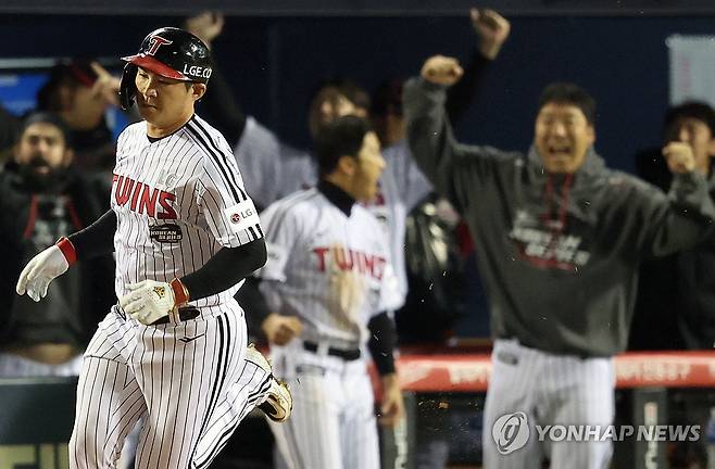 솔로홈런 친 오지환 (서울=연합뉴스) 김성민 기자 = 8일 서울 잠실야구장에서 열린 2023 KBO 한국시리즈 2차전 kt wiz와 LG 트윈스의 경기. 6회말 1사 LG 오지환이 솔로홈런을 치고 그라운드를 달리고 있다. 2023.11.8 ksm7976@yna.co.kr