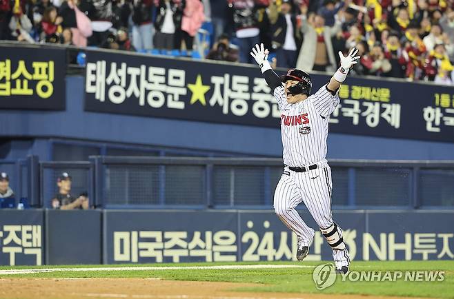 박동원 '짜릿한 역전!' (서울=연합뉴스) 임화영 기자 = 8일 서울 잠실야구장에서 열린 2023 KBO 한국시리즈 2차전 kt wiz와 LG 트윈스의 경기. 8회말 1사 2루 LG 박동원이 2점 홈런을 치고 역전한 뒤 기뻐하고 있다. 2023.11.8 hwayoung7@yna.co.kr