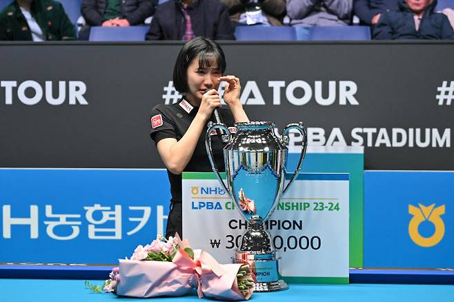 프로당구 LPBA에서 첫 우승을 이룬 뒤 감격의 눈물을 흘리는 최혜미. 사진=PBA