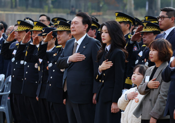 윤석열 대통령과 김건희 여사가 9일 서울 용산어린이정원 잔디마당에서 열린 제61주년 소방의 날 기념식에서 국기에 경례하고 있다. (사진=연합뉴스)