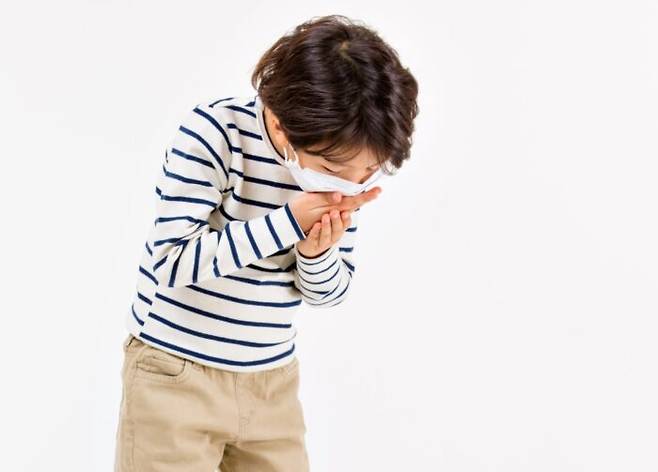 '100일 동안 기침이 끊이지 않는다'고 해서 이름 붙여진 호흡기 감염병 백일해가 경상남도와 경기도를 중심으로 유행세가 커지고 있다. [사진=게티이미지뱅크]