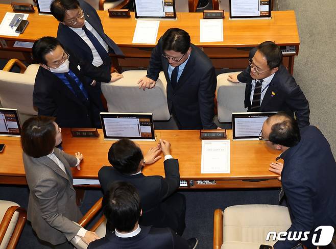 홍익표 더불어민주당 원내대표가 9일 서울 여의도 국회 본회의장에서 열린 제410회 국회(정기회) 제11차 본회의에서 의원들과 대화를 하고 있다. 2023.11.9/뉴스1 ⓒ News1 송원영 기자