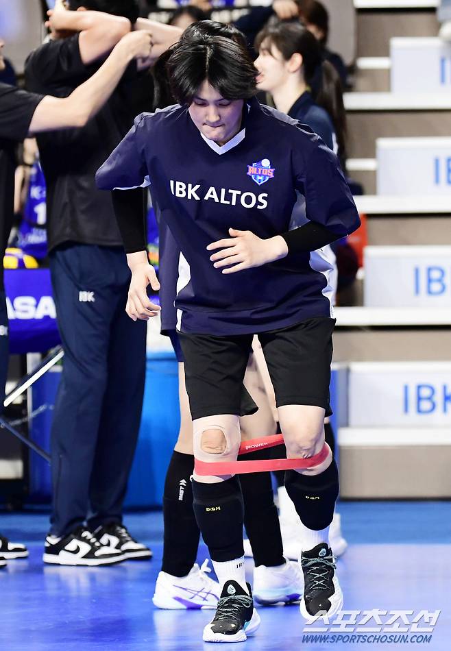 고무 밴드를 차고 근력 강화 훈련을 하고 있는 김희진.