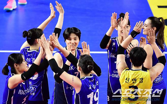 동료들도 선발로 복귀한 김희진을 환영하는 하이파이브를 나누고 있다.