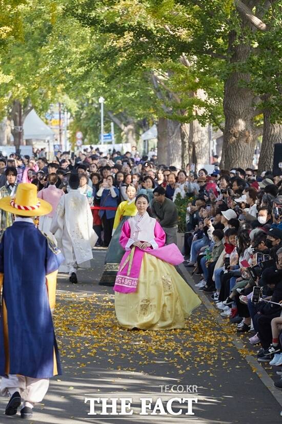 충남 아산시 곡교천 은행나무길에 가을 나들이객들의 발길이 이어지고 있다. 지난달 개최된 한복 패션쇼 모습. / 아산시
