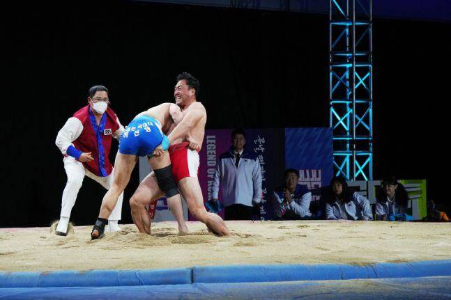 지난해 예능 프로 '국대는 국대다'에서 이만기가 현역 선수 허선행 장사와 대결을 벌이는 모습. 유튜브에 올려진 방송 영상에는 이런 댓글이 달렸다. "그 긴 세월 앞에도 당당히 현역 장사와 맞수를 뛴 이만기 천하장사님께 경의와 찬사를 드립니다." "우리나라 씨름이 이렇게 재밌는 스포츠였나요?" "비록 졌지만 진 걸로 보이지 않았고, 본인이 너무나 사랑하는 씨름을 든든한 다음 후배에게 믿고 맡기면서 비로소 안도하는 장면으로 다가와서 너무나 감동적이었습니다." /MBN