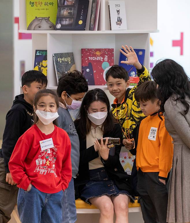 한국어교육센터의 쉬는 시간 모습. 이곳 박지혜 교사는 "처음에는 겨우 '안녕하세요' 인사를 하며 소극적이었던 아이들이, 한국어를 배우면서 이젠 먼저 교사들을 찾아오고 있다"고 말했다. /김지호 기자