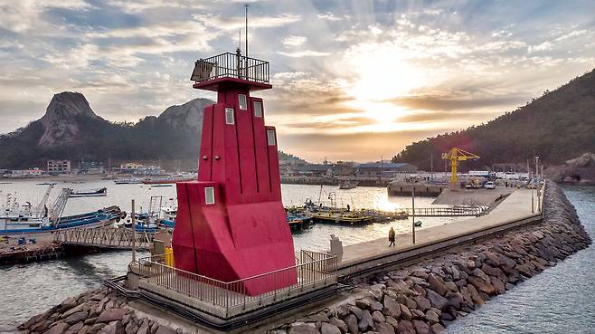 일몰 무렵 찾은 전북 군산 선유도 망주봉 부근 '기도 등대' 앞에 서니 등대가 속삭이는 듯했다. '올해도 참 수고했다"고. / 한준호 영상미디어 기자