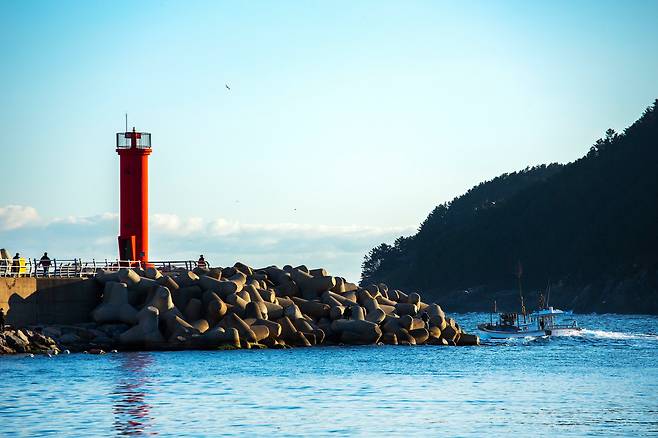 경북 영덕 경정항의 빨간 등대는 'BTS' 뮤직비디오 '화양연화'의 배경으로 나왔다는 이유로 'BTS 등대'라고도 불린다. / 양수열 영상미디어 기자