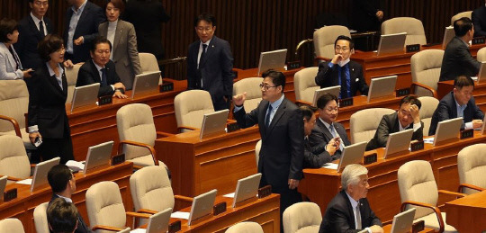 9일 국회 본회의에서 법안 상정 후 홍익표 더불어민주당 원내대표가 의원들에게 말하고 있다. 사진=연합뉴스