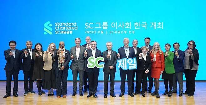 8일 서울 종로구 SC제일은행 본사에서 열린 SC그룹 연말 글로벌 타운홀에서 호세 비냘스 SC그룹 이사회 의장과 박종복 SC제일은행장이 빌 윈터스 SC그룹 회장을 포함한 SC그룹 이사진 및 경영진들과 함께 기념촬영을 하고 있다.ⓒSC제일은행