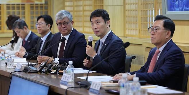 이복현 금융감독원장이 지난 6일 서울 서대문구 한국공인회계사회 대회의실에서 열린 회계법인 최고경영자(CEO) 간담회에서 모두 발언을 하고 있다. 뉴스1 제공